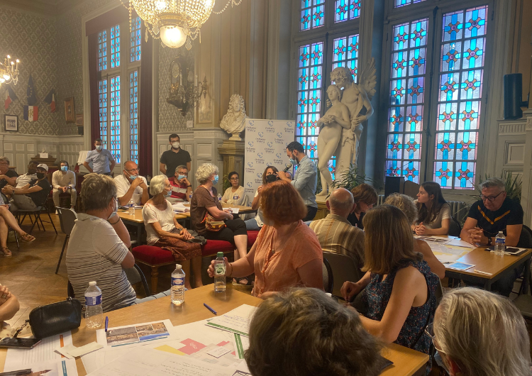 Photographie d'une rencontre organisée dans le cadre de la concertation pour le réaménagement de la place de l'hôtel de ville de Château-Thierry