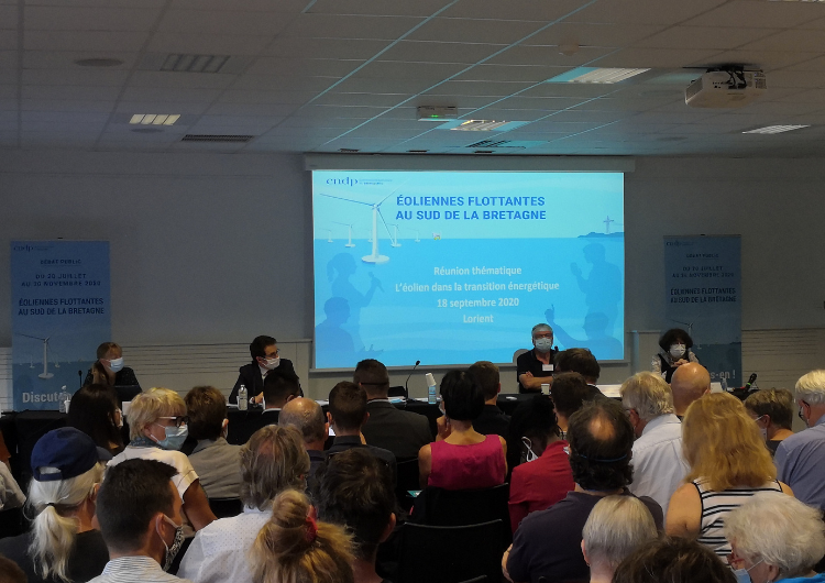 Photo d'une réunion publique organisée dans le cadre du débat sur le projet d'éoliennes flottantes au sud de la Bretagne